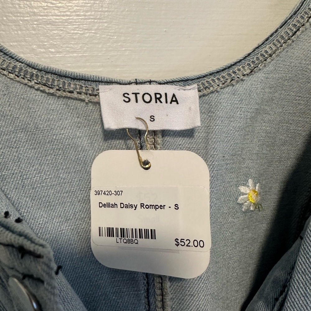Storia Light Blue Romper with Daisy Embroidery - Picture 2 of 3